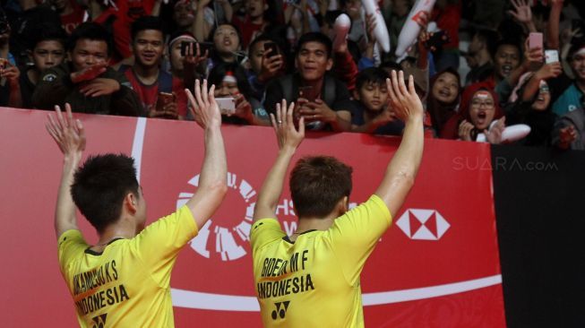 Kevin Sanjaya Sukamuljo/Marcus Fernaldi Gideon  mengekspresikan kegembiraan seusai mendapatkan poin saat melawan ganda Cina putra Li Junhui dan Liu Yuchen pada babak final Indonesia Masters 2018 di Istora Senayan, Jakarta, Minggu (28/1/2018).