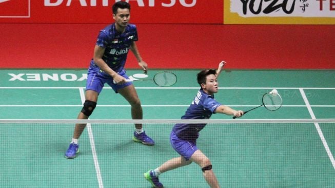 Pasangan ganda campuran Indonesia Tontowi Ahmad/Liliyana Natsir berusaha mengembalikan shuttlecock ke arah ganda campuran Cina, Zheng Siwei/Huang Yaqiong, dalam final bulutangkis Indonesia Masters 2018 di Istora Senayan, Jakarta, Minggu, (28/1). [suara.com/Oke Atmaja]