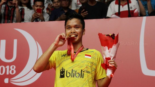 Pebulu tangkis tunggal putra Indonesia Anthony Sinisuka Ginting mengembalikan shuttlecock ke arah pebulu tangkis Jepang Kazumasa Sakai dalam babak final Indonesia Masters 2018 di Istora Senayan, Jakarta, Minggu (28/1/2018).