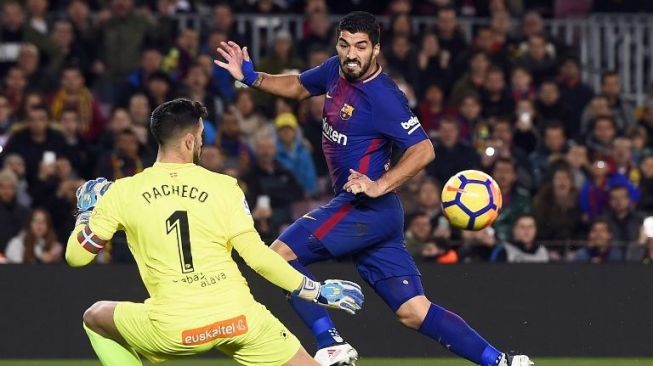 Luis Suarez memperdaya penjaga gawang Alaves [AFP]