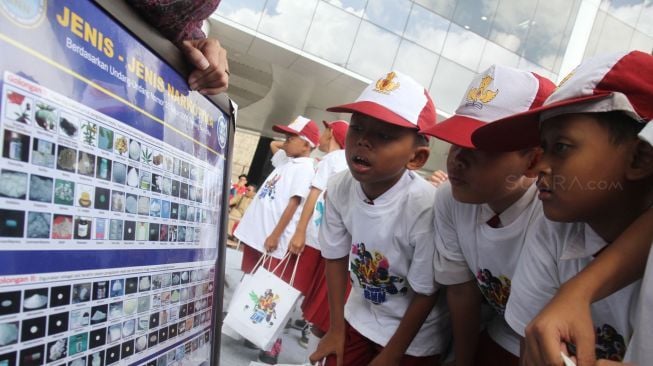 Sejumlah anak Sekolah Dasar mengikuti sosialisasi bahaya narkoba di Perpustakaan Nasional, Jakarta, Senin (29/1).