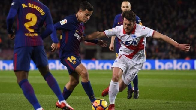 Philippe Coutinho (kiri) gagal menghentikan laju pemain Alaves Ibai Gomez [AFP]