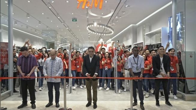 Gerai H  M  Pertama di Kelapa Gading Hadir di Mall of Indonesia 