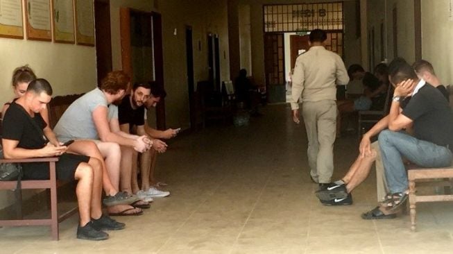 Diduga Produksi Gambar Porno, 10 Warga Asing Ditangkap