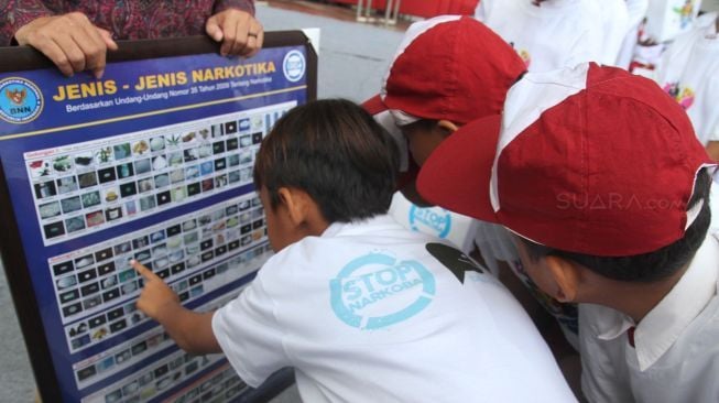 Sejumlah anak Sekolah Dasar mengikuti sosialisasi bahaya narkoba di Perpustakaan Nasional, Jakarta, Senin (29/1).