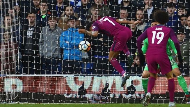 Pemain Man City Raheem Sterling menanduk bola ke gawang Cardiff City [AFP]