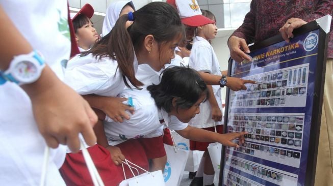 Sejumlah anak Sekolah Dasar mengikuti sosialisasi bahaya narkoba di Perpustakaan Nasional, Jakarta, Senin (29/1).