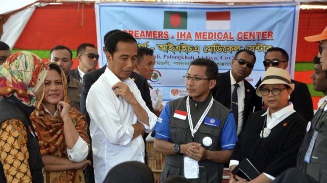 Presiden Joko Widodo dan Ibu Negara Iriana Joko Widodo saat mengunjungi kamp pengungsian Rohingya di Palongkhali, Distrik Ukhia, Bangladesh, Minggu (28/1/2018). [AFP/Munir Uz Zaman]