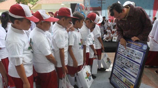 Sejumlah anak Sekolah Dasar mengikuti sosialisasi bahaya narkoba di Perpustakaan Nasional, Jakarta, Senin (29/1).