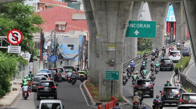 Sejumlah kendaraan melintas di Jalan Buncit Raya, Jakarta, Selasa (30/1). 
