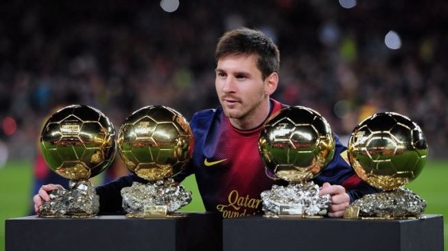 Lionel Messi berpose dengan empat trofi Ballon d'Or sebelum pertandingan [AFP]