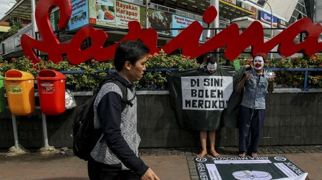 Menuntut menyediakan ruang merokok di kawasan tanpa rokok.