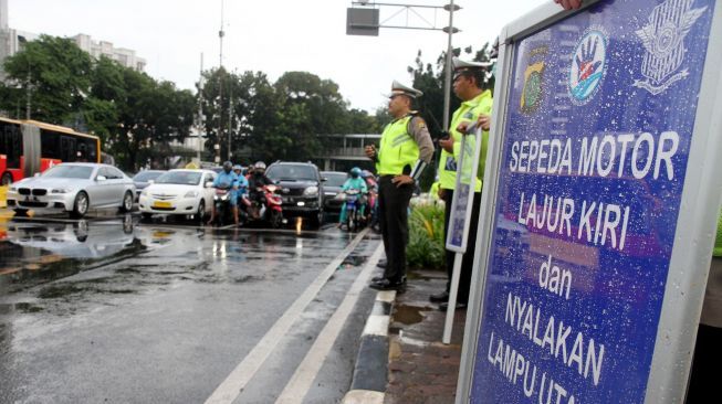 Polda Metro Jaya menggelar sosialisasi jalur motor di Jalan MH Thamrin dan Jalan Jenderal Sudirman, Jakarta, Selasa (30/1). 