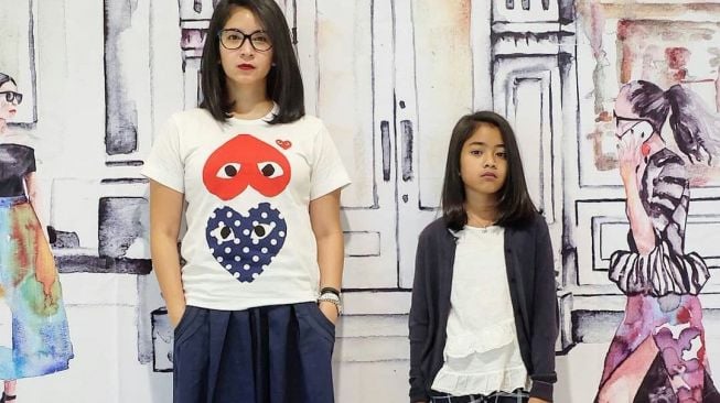 OOTD Novita Angie bersama anak. (@novitaangie/Instagram)