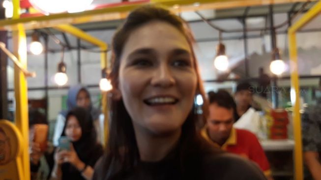 Artis Luna Maya di pusat perbelanjaan Gandaria City, Jakarta Selatan, Selasa (30/1/2018). [suara.com/Ismail]