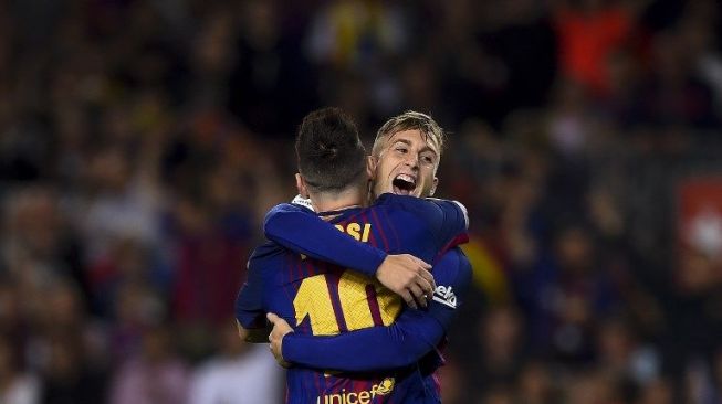 Pemain Barcelona Gerard Deulofeu rayakan golnya dengan Lionel Messi [AFP]