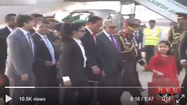 Perempuan misterius pengawal Presiden Jokowi saat mengunjungi Afghanistan, Senin (29/1/2018). [Twitter]