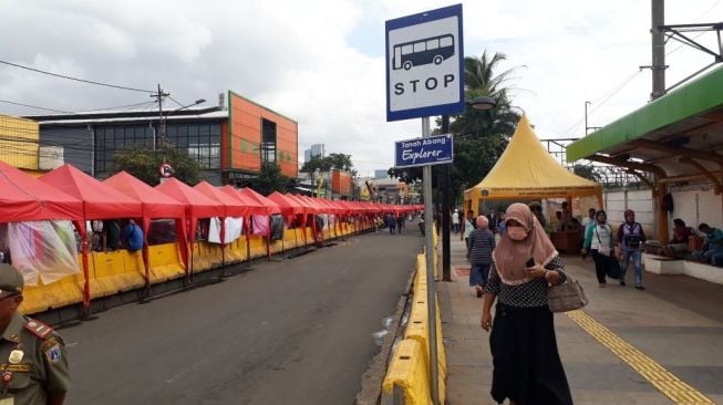 Transjakarta Tanah Abang Tak Beroperasi, Banyak Warga Jalan Kaki