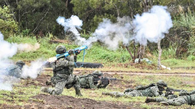 Tentara Taiwan mengikuti latihan militer di Hualien, Taiwan, Selasa (30/1).