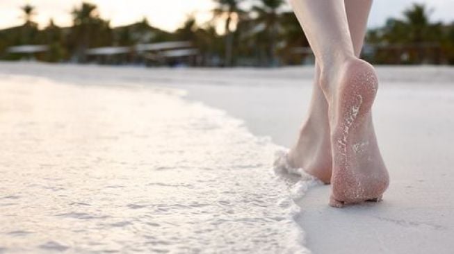 Ilustrasi telanjang kaki di pantai. (Shutterstock)