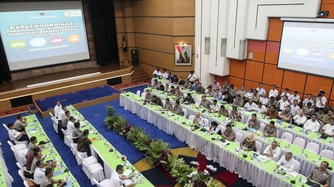 Menteri Perhubungan Budi Karya Sumadi bersama dengan Menteri Dalam Negeri Tjahjo Kumolo memimpin rapat koordinasi persiapan penyelenggaraan angkutan lebaran 2018, Selasa (30/1). 