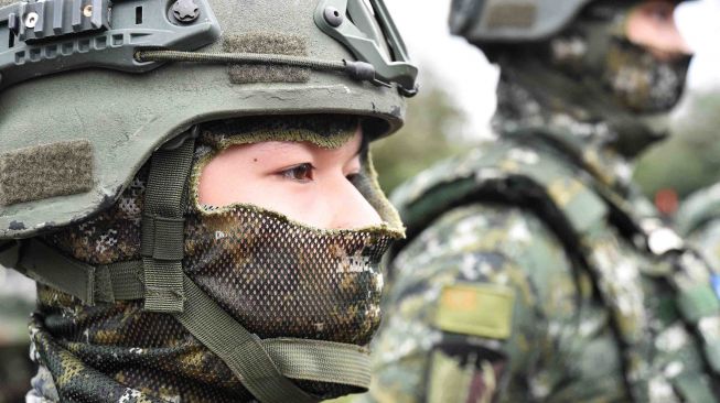 Tentara Taiwan mengikuti latihan militer di Hualien, Taiwan, Selasa (30/1).