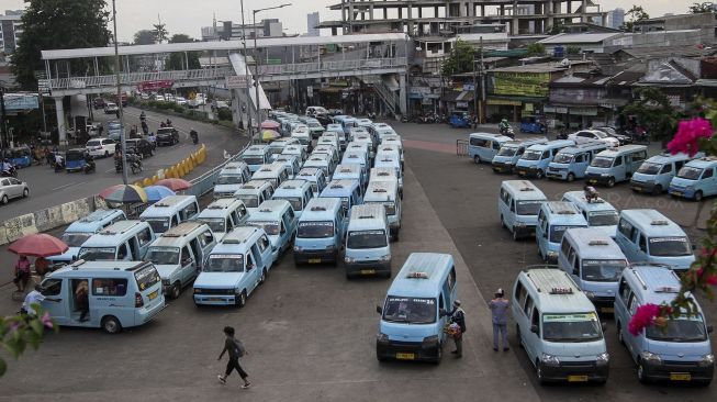 Puluhan angkot di terminal Kampung Melayu, Jakarta, Selasa (30/1). 