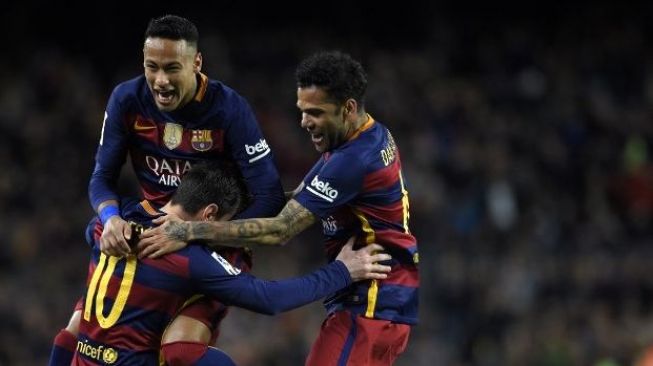 Neymar, Dani Alves (kanan) dan Lionel Messi saat masih sama-sama memperkuat Barcelona [AFP]