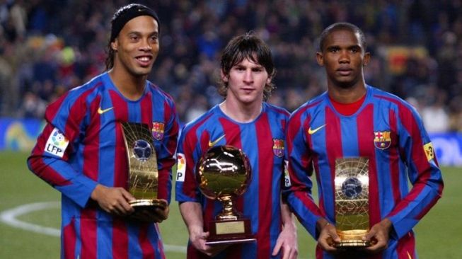 Lionel Messi (tengah) berpose dengan Ronaldinho (kiri) dan Eric Abidal [AFP]