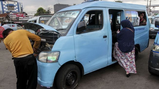 Puluhan angkot di terminal Kampung Melayu, Jakarta, Selasa (30/1). 