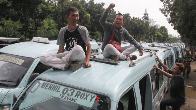 Ratusan sopir angkutan kota (Angkot) berunjuk rasa di depan Balai Kota DKI Jakarta, Rabu (31/1).