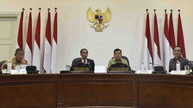 Presiden Joko Widodo didampingi Wakil Presiden Jusuf Kalla memimpin rapat terbatas tentang investasi di Kantor Presiden, Jakarta, Rabu (31/1).