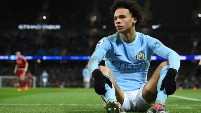 Pemain Man City Leroy Sane duduk dipinggir lapangan usai dijatuhkan pemain lawan [AFP]