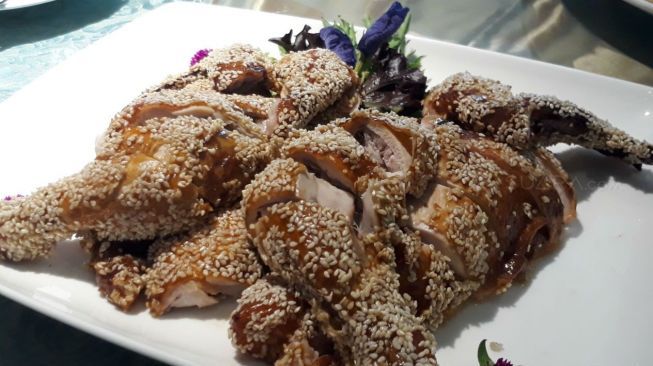 Deep Fried Garlic Flavour Crispy Sesame Seed Chicken, salah satu menu tradisional Cina yang ditawarkan Restoran Tien Chao, Gran Melia Jakarta, juga kerap dihidangkan saat perayaan Imlek. (Suara.com/ Dinda Rachmawati) 