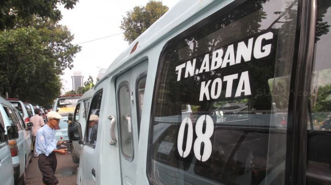 Ratusan sopir angkutan kota (Angkot) berunjuk rasa di depan Balai Kota DKI Jakarta, Rabu (31/1).