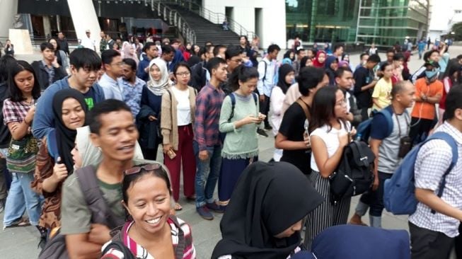 Suasana Warga Antri di TIM, Jelang Gerhana Bulan