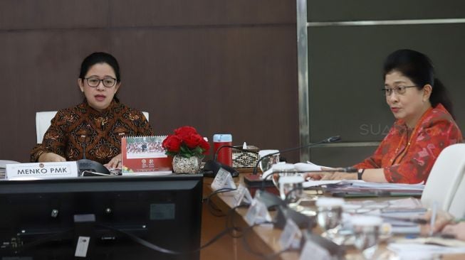 Menteri Koordinator bidang Pembangunan Manusia dan Kebudayaan (PMK), Puan Maharani memimpin rapat tingkat menteri di kantor PMK, Jakarta, Rabu (31/1). 