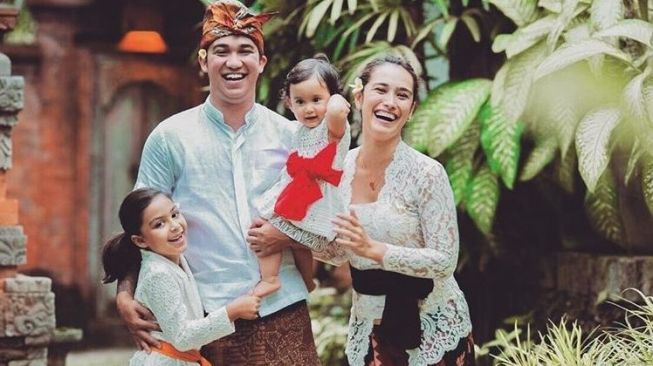 Alexandra Gottardo bersama suami dan dua anaknya. (Instagram)