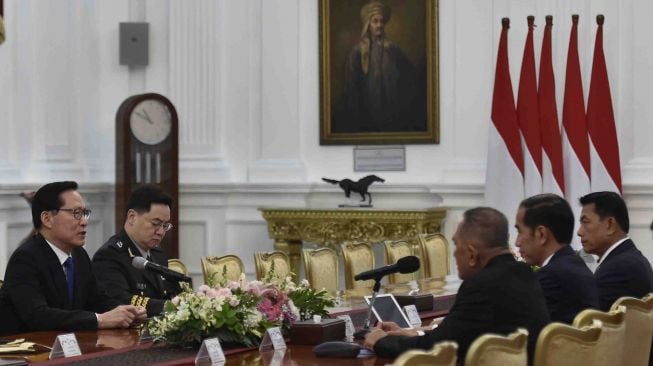 Presiden Joko Widodo (kedua kanan) didampingi Menteri Pertahanan Ryamizard Ryacudu (ketiga kanan) dan Kepala Staf Presiden Moeldoko (kanan) menerima Menteri Pertahanan Korea Selatan Song Young-moo (kiri) dan Kepala Staf Menteri Brigjen Jeong Hae Il di Istana Merdeka, Jakarta, Rabu (31/1).