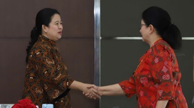 Menteri PMK Puan Maharani dan Menteri Kesehatan Nila F. Moeloek berbicang sebelum mengikuti rapat di kantor PMK, Jakarta, Rabu (31/1)