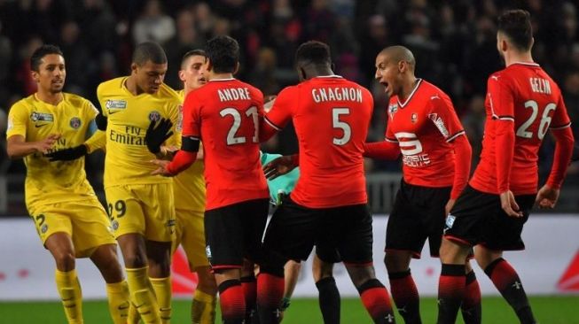 Kylian Mbappe berseteru dengan pemain Rennes [AFP]