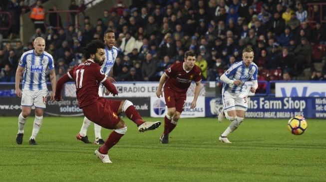 Mohamed Salah mengunci kemenangan Liverpool atas Huddersfield lewat titik penalti [AFP]