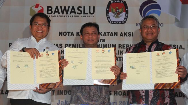 Menkominfo Rudiantara bersama Ketua Bawaslu Abhan, Ketua KPU Arief Budiman usai menandatangani surat perjanjian di Kantor Bawaslu, Jakarta, Rabu (31/1).