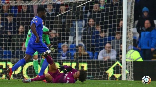 Pemain Man City Leroy Sane dijatuhkan pemain Cardiff City, Joe Bennet [AFP]