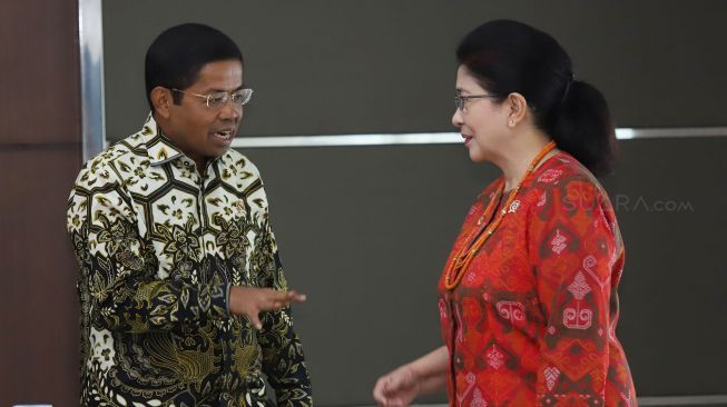 Menteri Sosial Idrus Marham dan Menteri Kesehatan Nila F. Moeloek berbicang sebelum mengikuti rapat di kantor PMK, Jakarta, Rabu (31/1)