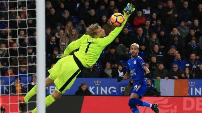 Pemain Leicester City Riyad Mahrez menjebol gawang Huddersfield Town [AFP]