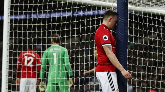 Reaksi pemain MU Phil Jones usai melakukan gol bunuh diri saat menghadapi Tottenham Hotspur [AFP]