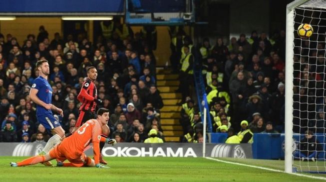 Pemain Bournemouth Junior Stanislas mencetak gol kedua timnya ke gawang Chelsea [AFP]