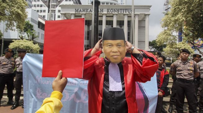 Karena telah menerima dua kali sanksi dari Dewan Etik MK.  