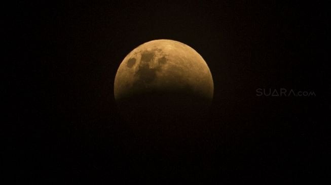 Detik-detik terjadinya fenomena Super Blue Blood Moon yang terlihat di langit Jakarta, Rabu (31/1) malam. 